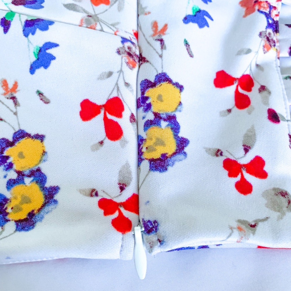 Express Floral White Crop Tank Top - Picture 4 of 6